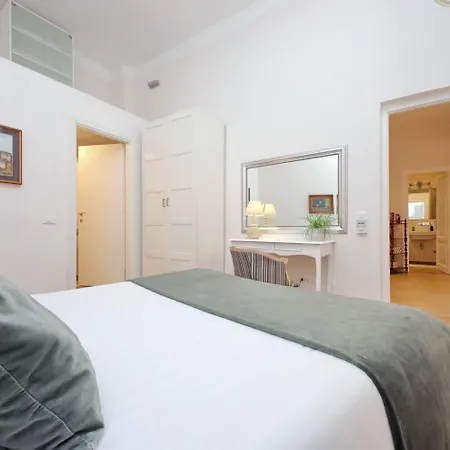 Treasurerome Opera & Trevi 2br شقة روما